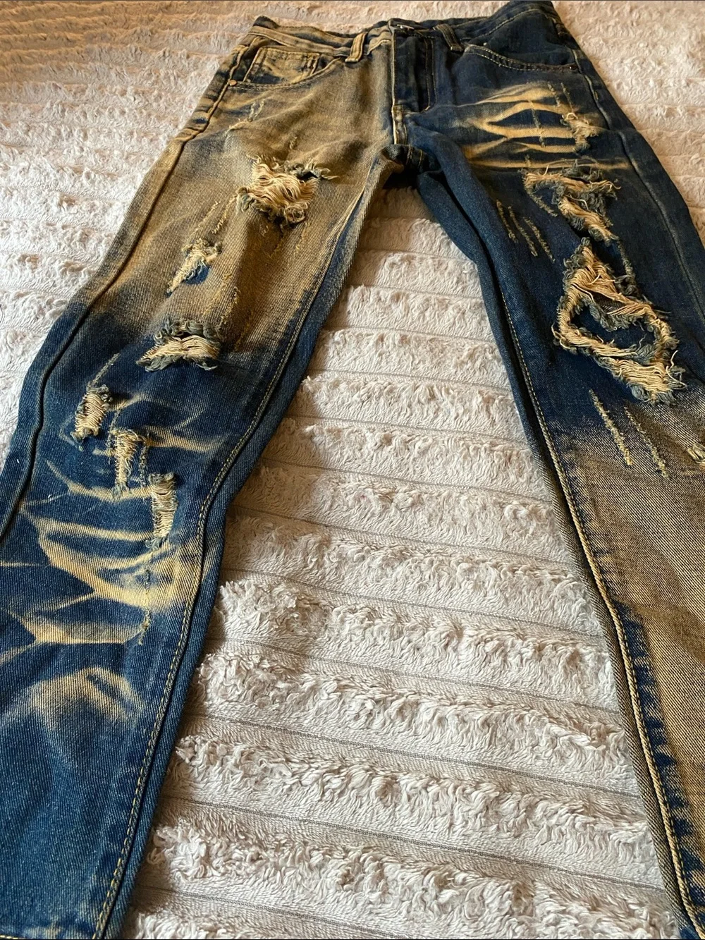 NWOT, Distress Blue Jeans Two Tone and back pockets.